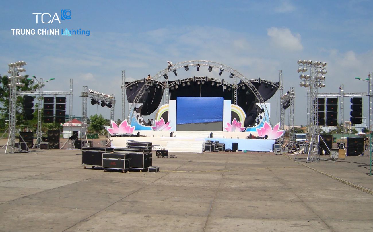 Sân khấu được lắp đặt ánh sáng chuyên nghiệp