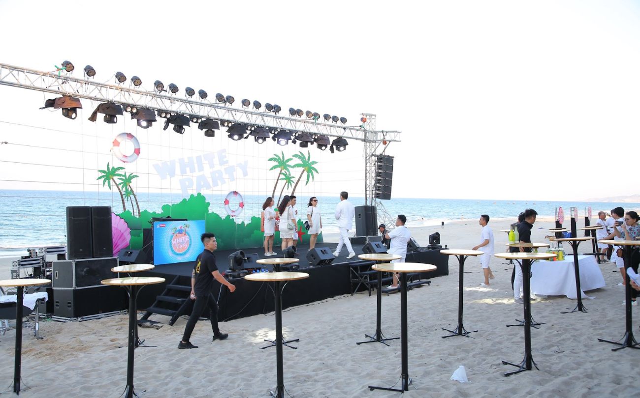 Sân khấu tổ chức tiệc ngoài trời