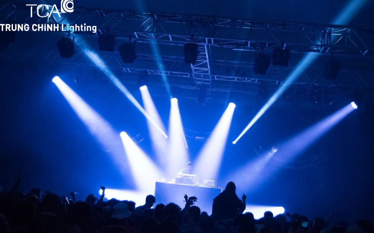 Sân khấu chuyên nghiệp với ánh sáng đèn Led