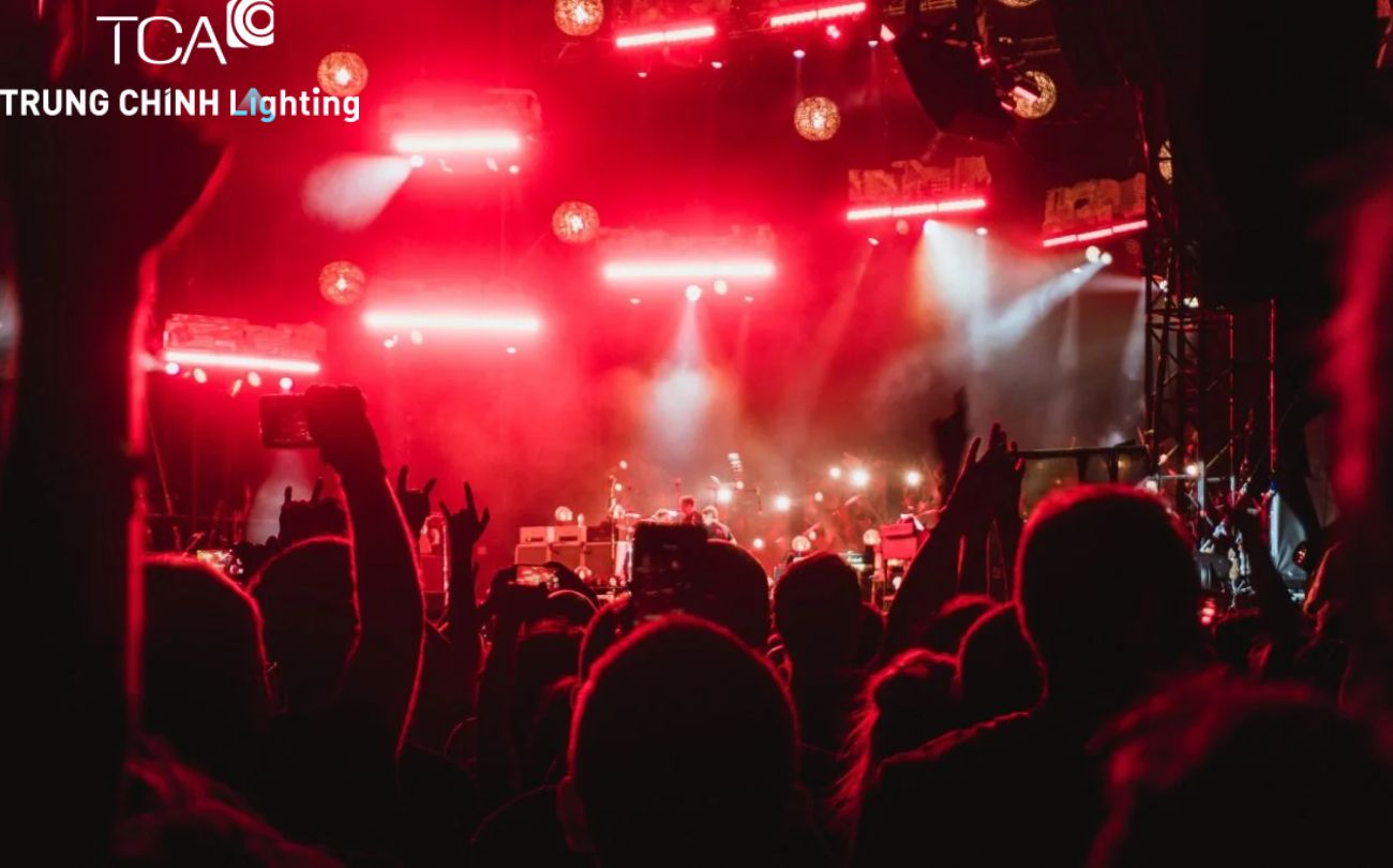 sân khấu chuyên nghiệp với ánh sáng đỏ