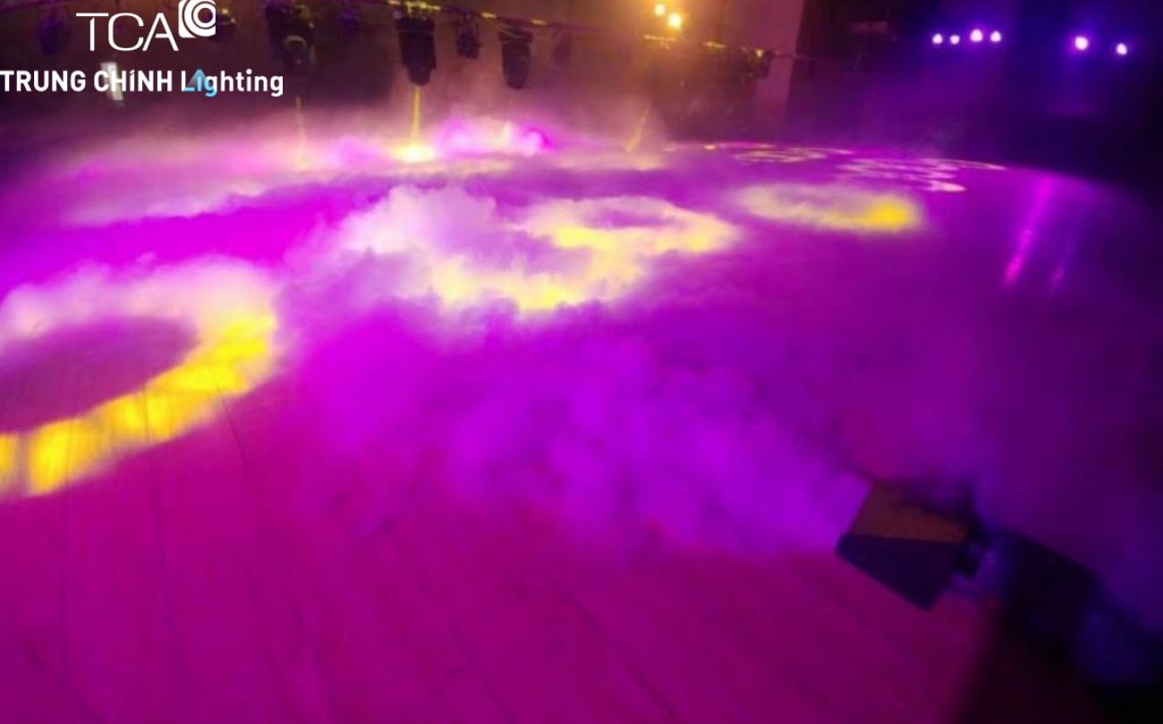 Sân khấu với hiệu ứng khói màu