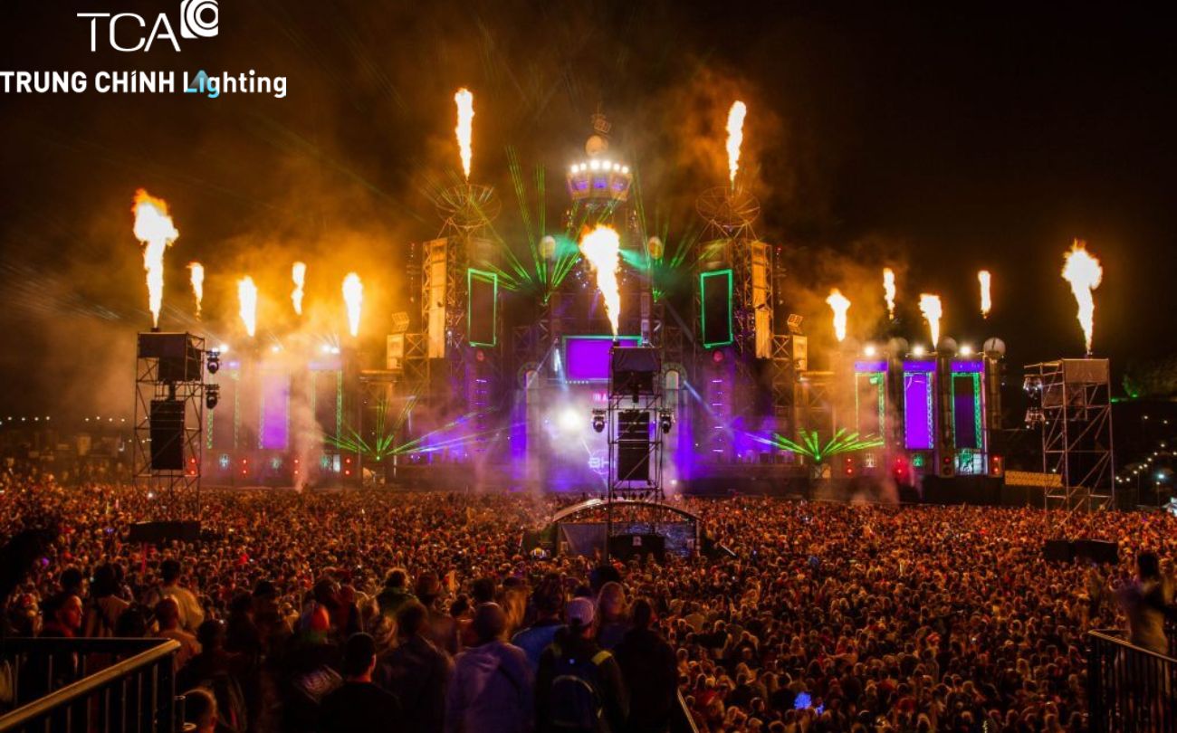 Sân khấu với hiệu ứng lửa