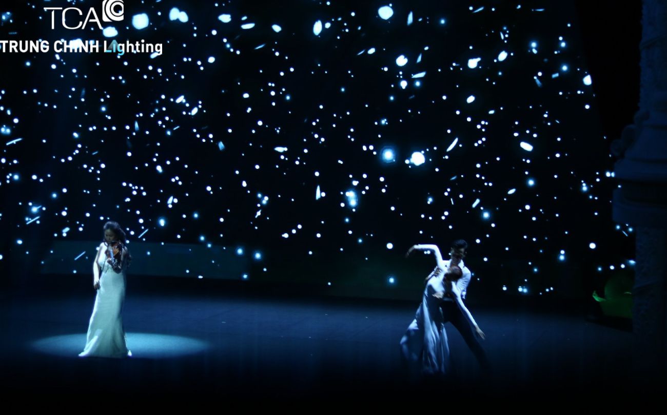 Sân khấu với hiệu ứng tuyết