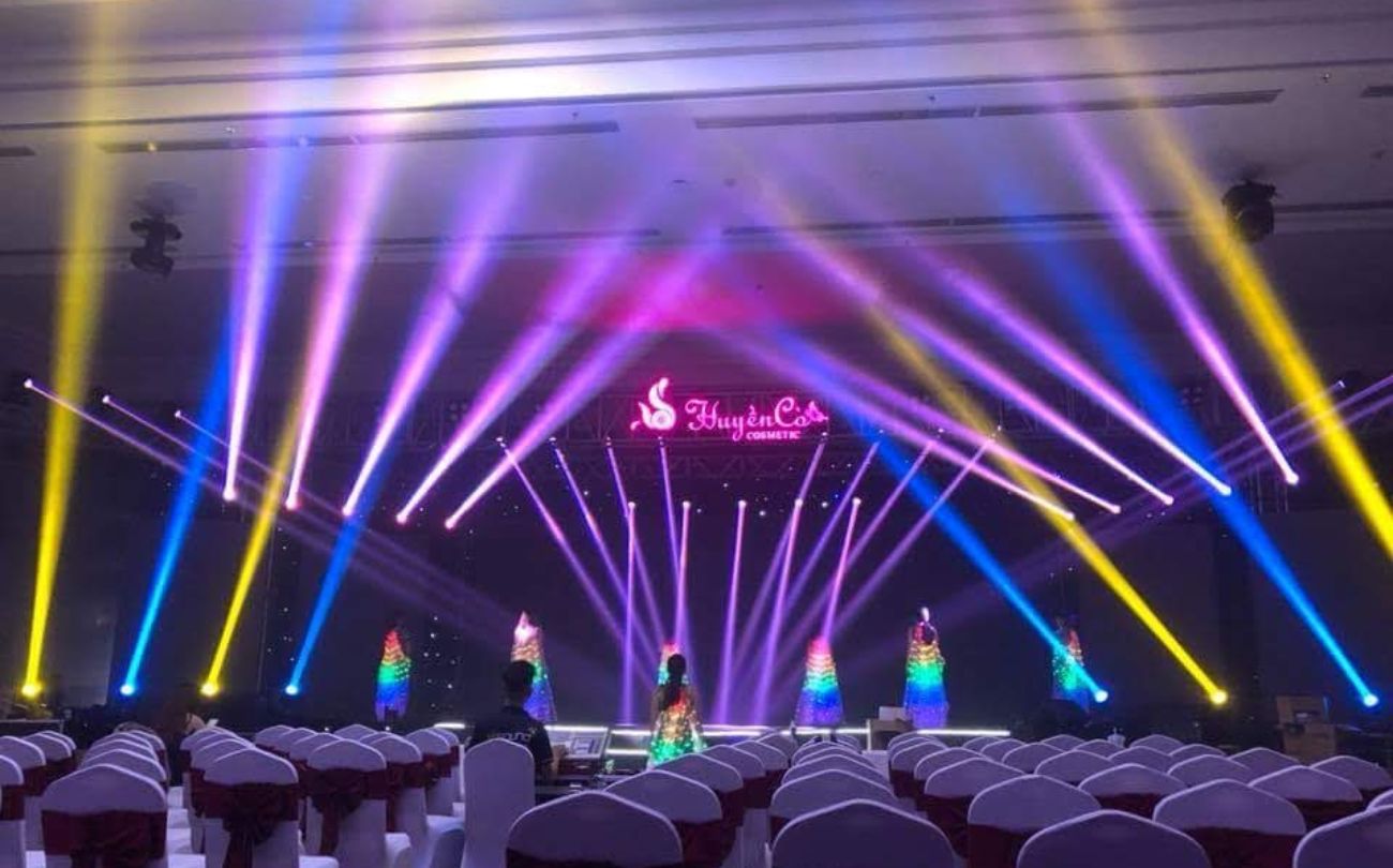 sân khấu với ánh sáng rực rỡ 