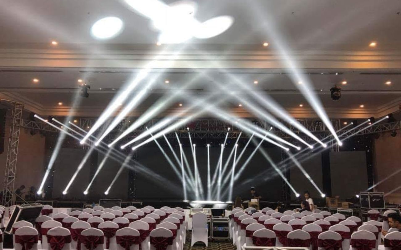 Sân khấu chuyên nghiệp với ánh sáng trắng 