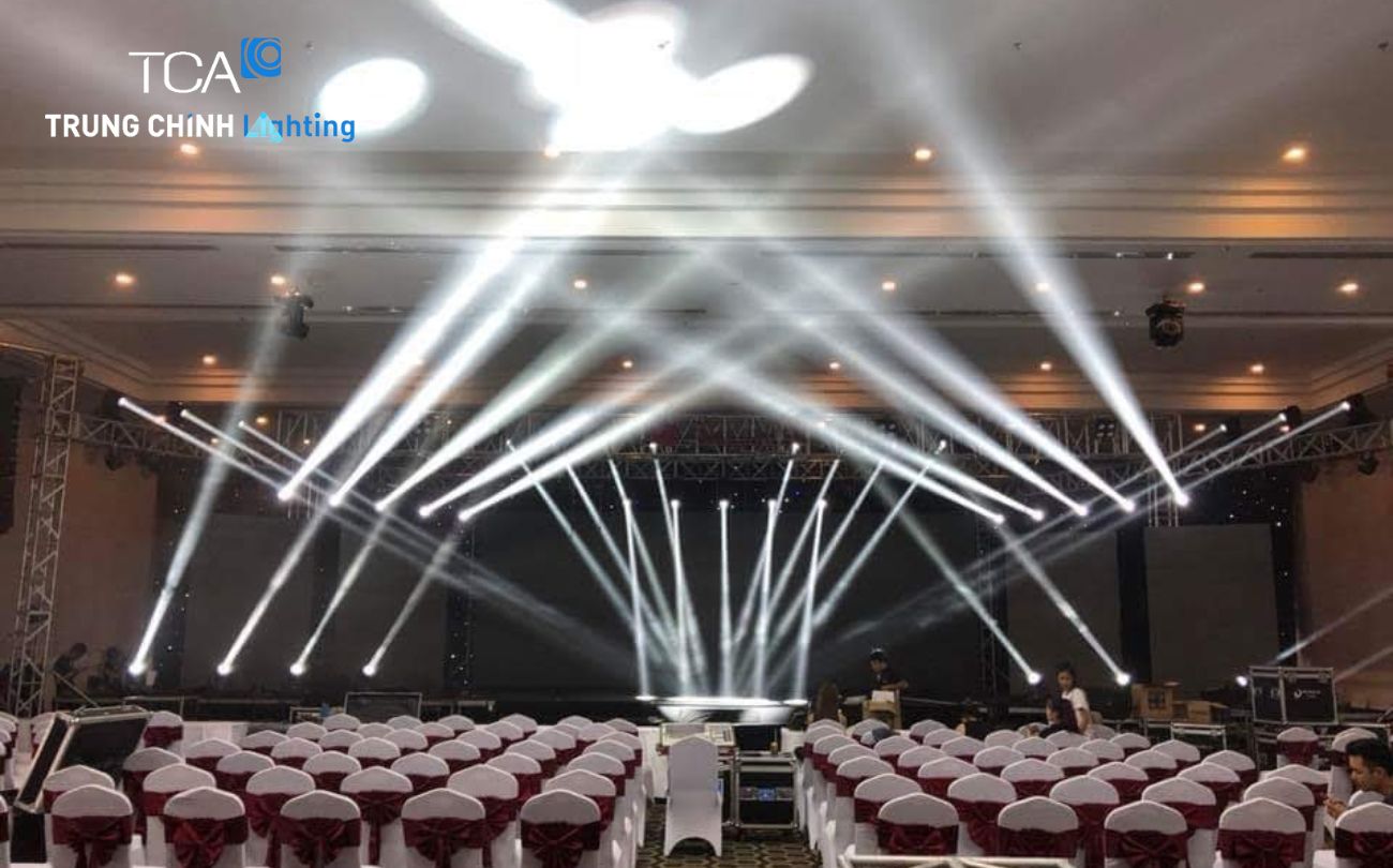 Sân khấu đẹp với ánh sáng trắng 