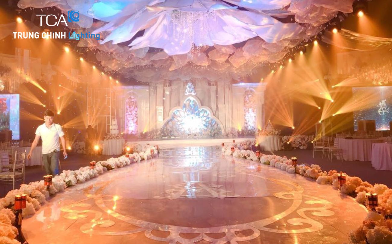 Sân khấu được thiết kế rực rỡ sắc màu 