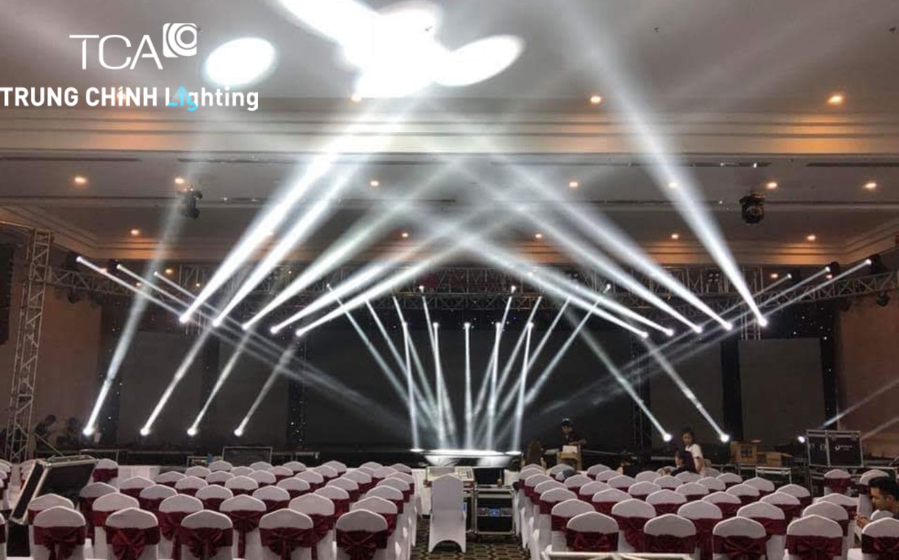 Hệ thống đèn sân khấu trong trung tâm tiệc cưới