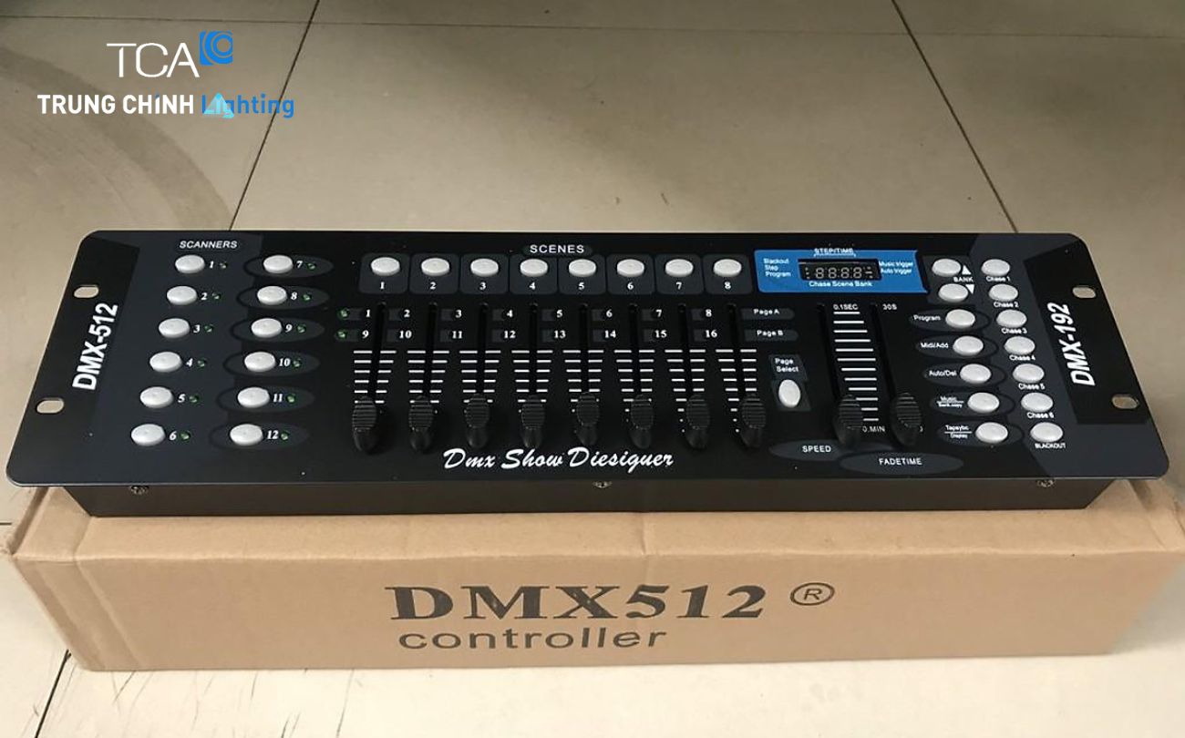 Bàn điều chỉnh DMX 512 được lấy ra từ trong hộp